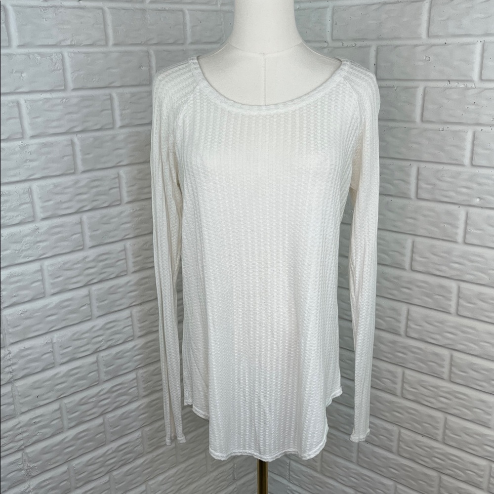 CHASER WAFFLE KNIT TOP LONG SLEEVE WHITE WITH STRETCH CREW NECK SCOOP HEM MED